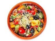 Рецепта Пъстра салата с три вида чушки, чери домати, краставици и пармезан